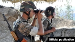 Военнослужащие вооруженных сил Армении на армяно-азербайджанской границе (архив)