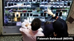واردات گوشی تلفن همراه در فروردین ماه ۹۹ ده برابر کاهش یافته است