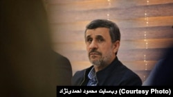 محمود احمدی‌نژاد به تخلفات مالی گسترده در دوران ریاست جمهوری خود و سرکوب اعتراضات سال ۱۳۸۸ متهم است