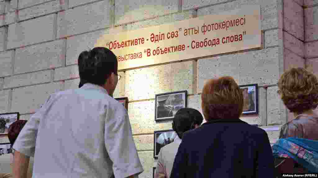 Фотокөрмеге кейінгі 30 жыл ішінде болған қоғамдық-саяси оқиғалардың суреттері қойылды. Көрме 1986 жылғы Желтоқсан оқиғасынан бастап, 2016 жылғы жер реформасына деген наразылыққа дейін қамтыды. 