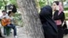 دختر و پسرهای ایرانی در پارکی در تهران
