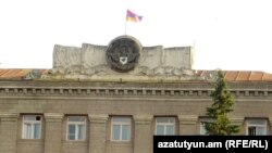 Լեռնային Ղարաբաղի դրոշը և զինանշանը գլխավոր կառավարական շենքի վրա Ստեփանակերտում