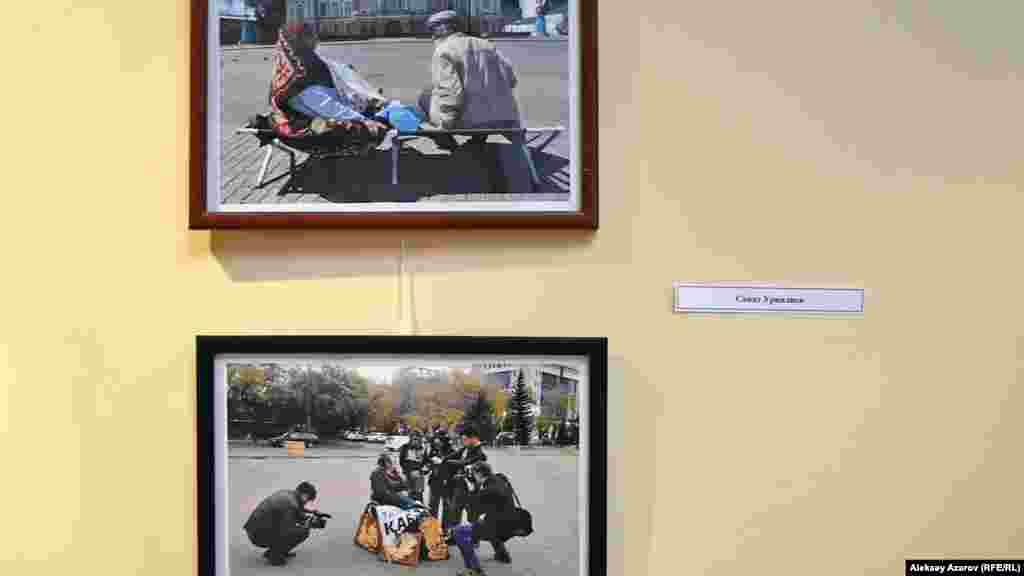 Фотобайқаудың қатысушылары мен жеңімпаздары арасында Азаттықтың Батыс Қазақстан облысындағы тілшісі Санат Орын-Әли де бар. Оның фотографияларында облыс әкімдігі алдында өткен қарсылық акциялары түсірілген. 