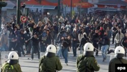 در آتن، پايتخت يونان، که اعتصاب سراسری آن را فلج کرده بود، ماموران پليس، برای پراکندن معترضانی که سنگ وبمب های آتشزا به سوی آن ها پرتاب می کردند، از گاز اشک آور استفاده کردند.