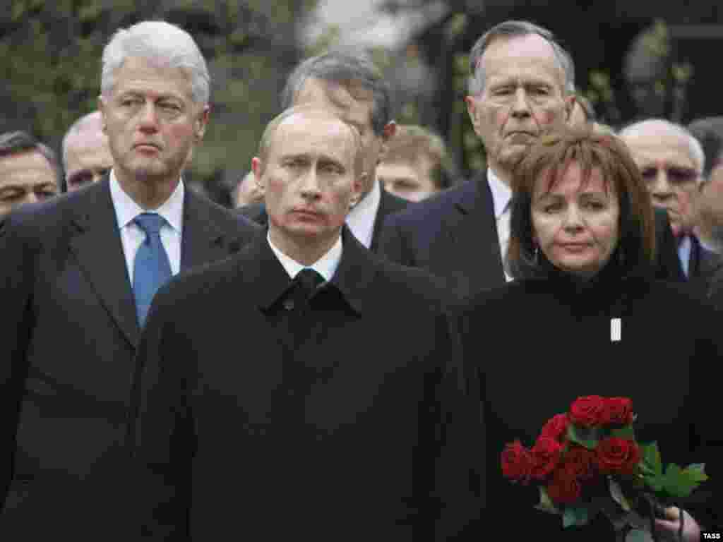 Владимир Путин с супругой Людмилой и бывшими президентами США Биллом Клинтоном и Джорджем Бушем – старшим на церемонии похорон первого президента России Бориса Ельцина. Апрель 2007 года.