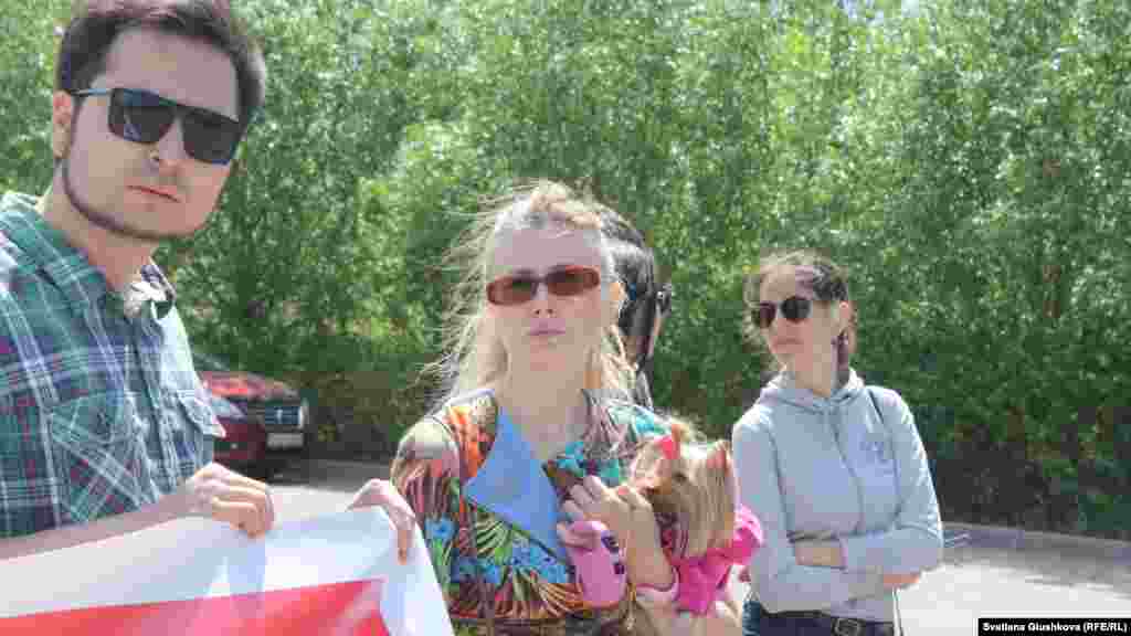Некоторые на акцию пришли со своими домашними питомцами. 