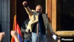 Րաֆֆի Հովհաննիսյանը ելույթ է ունենում Ազատության հրապարակում հրավիրած հանրահավաքում, Երեւան, 2-ը մարտի, 2013թ.