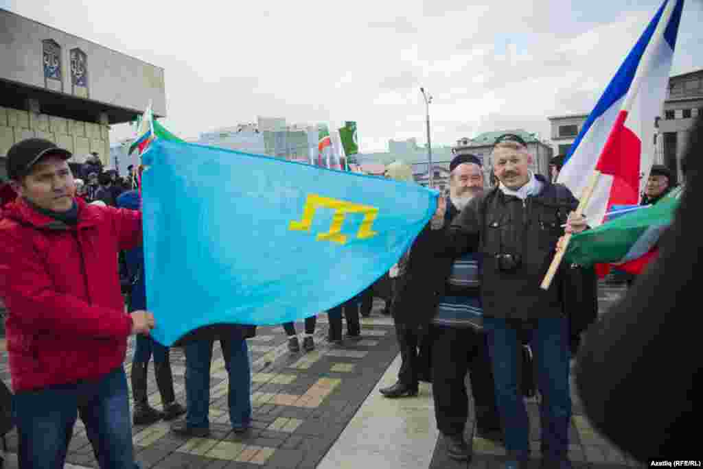 Хәтер көнендә кырымтатар байрагы