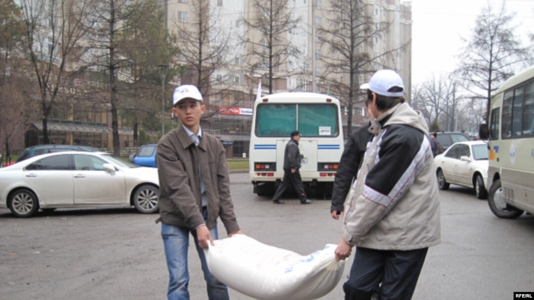 Kazakh students deliver aid to victims of flooding in on March 18.