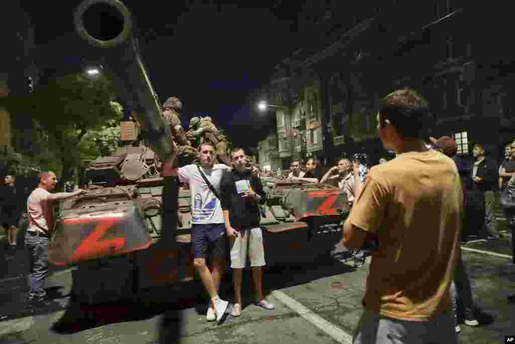 Мужчины позируют для фото на фоне танка ЧВК «Вагнер» в Ростове-на-Дону. 23 июня группа наёмников «Вагнера» вошла в Россию с территории Украины с целью захвата административного центра Южного военного округа. Пригожин тогда заявил, что в лагерь наёмников в Украине попала запущенная «с тыла» ракета, и обвинил в этом российских военных