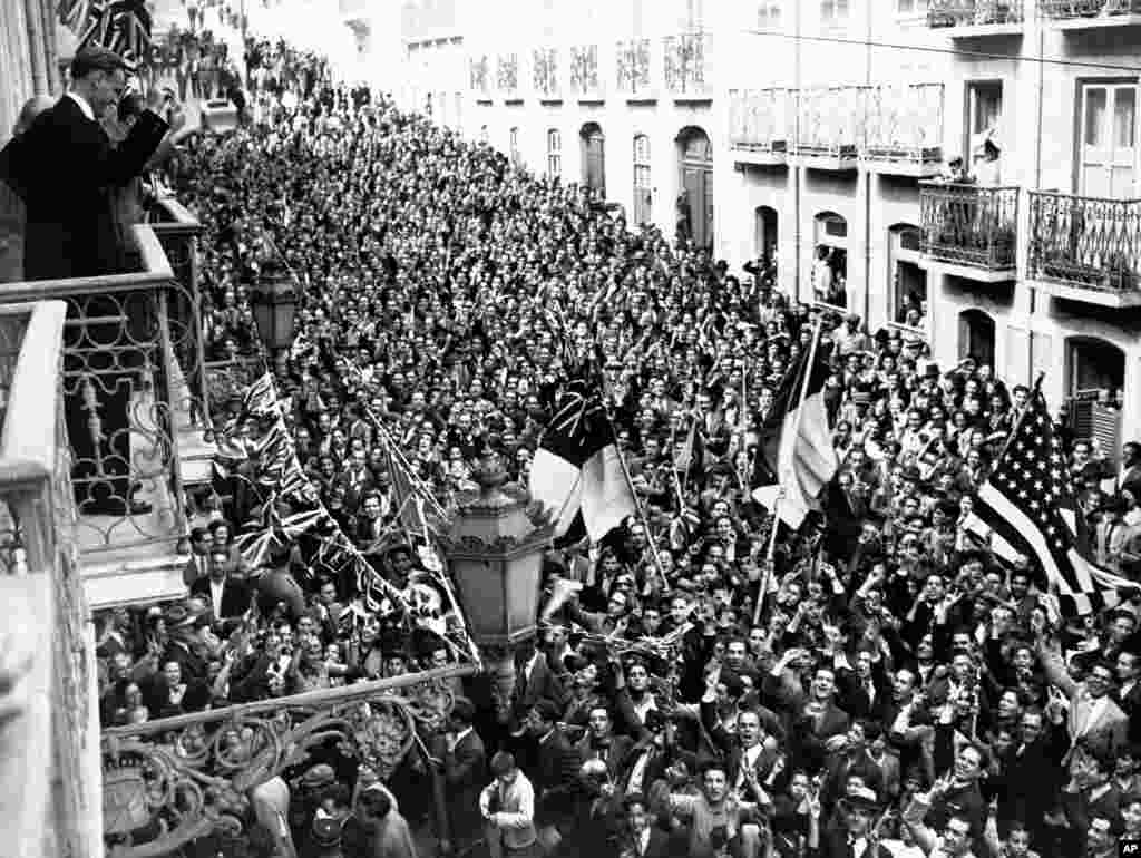 Mase ljudi ispunile su ulicu ispred britanske i američke ambasade u Lisabonu, Portugal, 8. maj 1945.