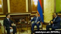 Ռուսաստանի տրանսպորտի նախարար Մաքսիմ Սոկոլովը, Հայաստանի տրանսպորտի նախարար Գագիկ Բեգլարյանը կառավարությունում՝ վարչապետի հետ հանդիպման ժամանակ, 25-ը հունիսի, 2015թ.