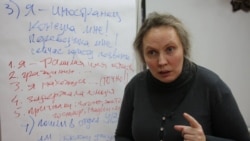 Валентина Чупик аз ҳавопаймо ба саволҳои Радиои Озодӣ посух дод