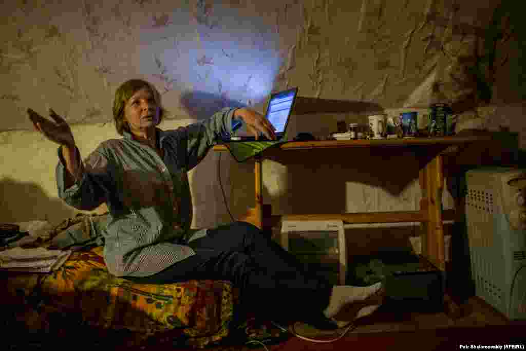 Ирина Смирнова - одна из жительниц, кого местные церковные власти хотят выселить. У нее в квартире в "Зимней" гостинице нет ни электричества, ни воды.