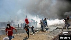 Протестующие убегают от полицейских, применяющих слезоточивый газ. Стамбул, 11 июня 2013 года.